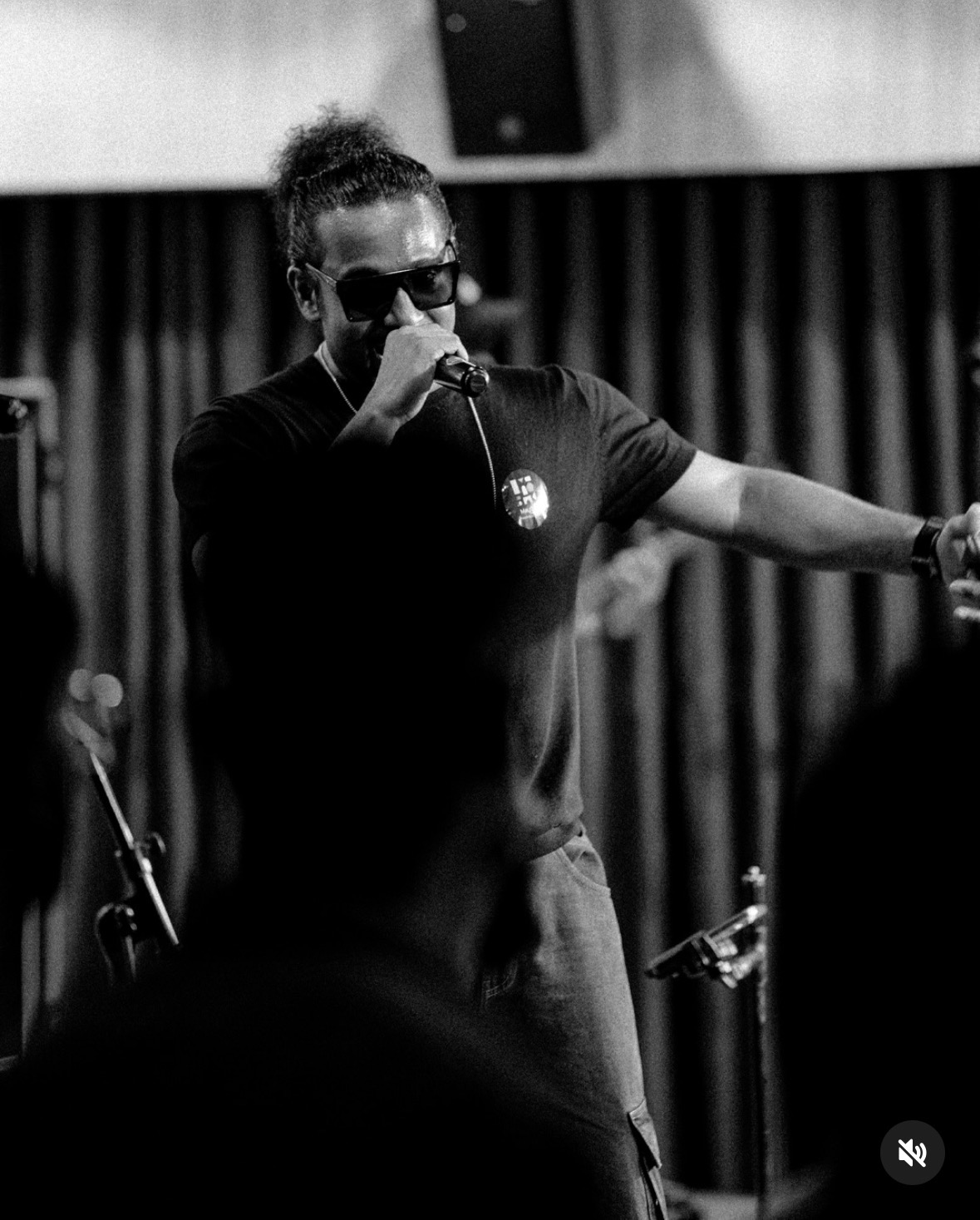 Jaabi Baapu singing with a microphone during a music session